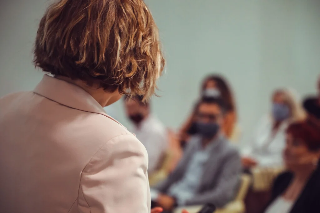 E’ dal 2011 che sono nel mondo del Public Speaking e ho perso il conto di quanti speaker ho visto all’opera. Sai qual è un tratto ricorrente che ho notato in loro? Almeno tre errori assai ricorrenti.